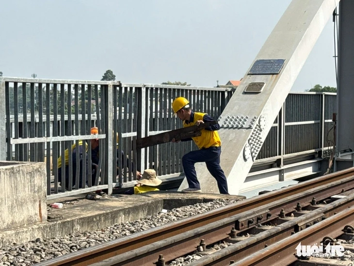 Dự kiến 9h sáng mai 11-3, thông tuyến đường sắt Bắc - Nam qua cầu Ghềnh Dự kiến 9h sáng mai 11-3, thông tuyến đường sắt Bắc - Nam qua cầu Ghềnh
