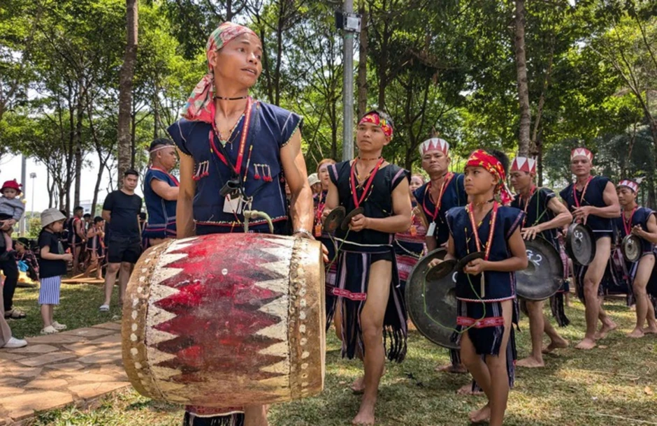 Đưa 2 nghị quyết quan trọng vào cuộc sống: Tăng cường nội lực vật chất và củng cố nội lực tinh thần
