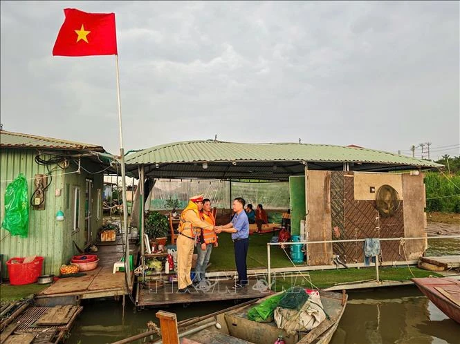 Đưa bầu cử đến với người dân xóm chài trên sông và làng biệt lập Đưa bầu cử đến với người dân xóm chài trên sông và làng biệt lập