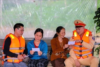 Đưa bầu cử đến với người dân xóm chài trên sông và làng biệt lập