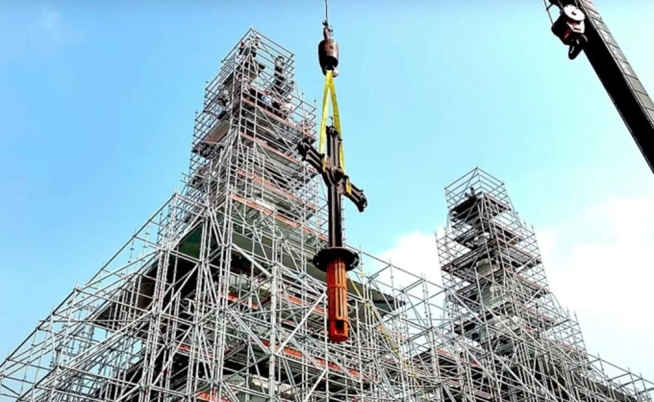 Đưa hai Thánh giá 400 kg mạ vàng lên đỉnh Nhà thờ Đức Bà Đưa hai Thánh giá 400 kg mạ vàng lên đỉnh Nhà thờ Đức Bà