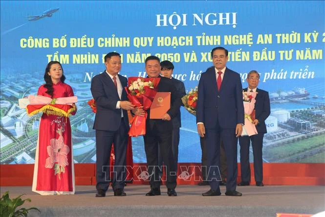 Đưa Nghệ An trở thành cực tăng trưởng động lực của Bắc Trung Bộ và cả nước Đưa Nghệ An trở thành cực tăng trưởng động lực của Bắc Trung Bộ và cả nước