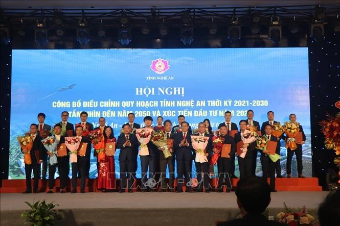Đưa Nghệ An trở thành cực tăng trưởng động lực của Bắc Trung Bộ và cả nước Đưa Nghệ An trở thành cực tăng trưởng động lực của Bắc Trung Bộ và cả nước