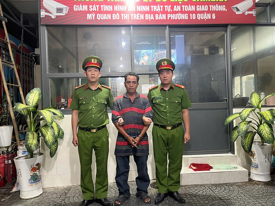 Dùng ghế nhựa tấn công CSGT để giúp anh trai trốn đo nồng độ cồn Dùng ghế nhựa tấn công CSGT để giúp anh trai trốn đo nồng độ cồn