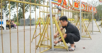 Dựng hàng rào sắt, thặt chặt an ninh trước giờ khai ấn đền Trần