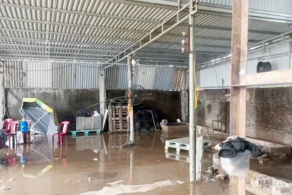 Dừng hoạt động cơ sở tái chế nhựa xả thải ô nhiễm ra sông ở Hưng Yên Dừng hoạt động cơ sở tái chế nhựa xả thải ô nhiễm ra sông ở Hưng Yên