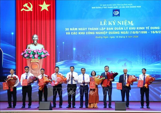 Dung Quất - 30 năm bệ phóng cho kỷ nguyên vươn mình của đất nước Dung Quất - 30 năm bệ phóng cho kỷ nguyên vươn mình của đất nước