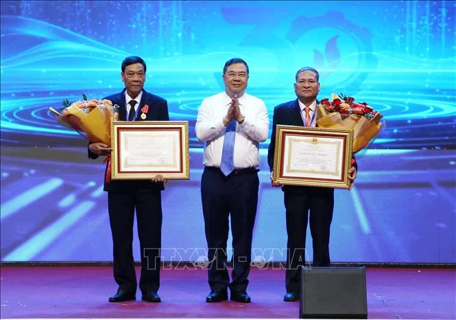 Dung Quất - 30 năm bệ phóng cho kỷ nguyên vươn mình của đất nước Dung Quất - 30 năm bệ phóng cho kỷ nguyên vươn mình của đất nước