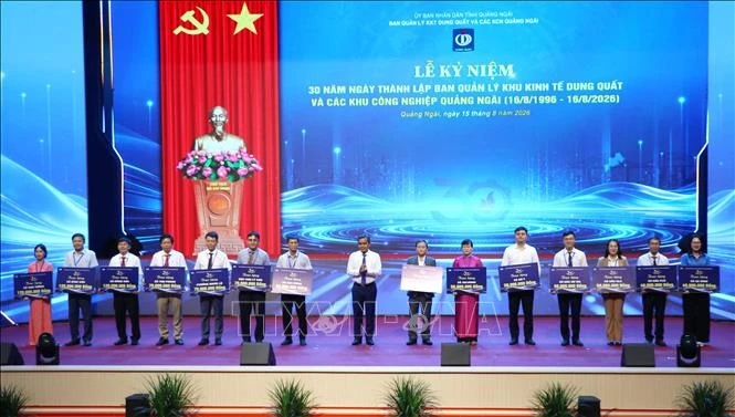 Dung Quất - 30 năm bệ phóng cho kỷ nguyên vươn mình của đất nước Dung Quất - 30 năm bệ phóng cho kỷ nguyên vươn mình của đất nước
