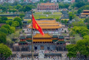 Dừng tham quan di tích Huế với du khách mặc phản cảm, bay flycam trái phép