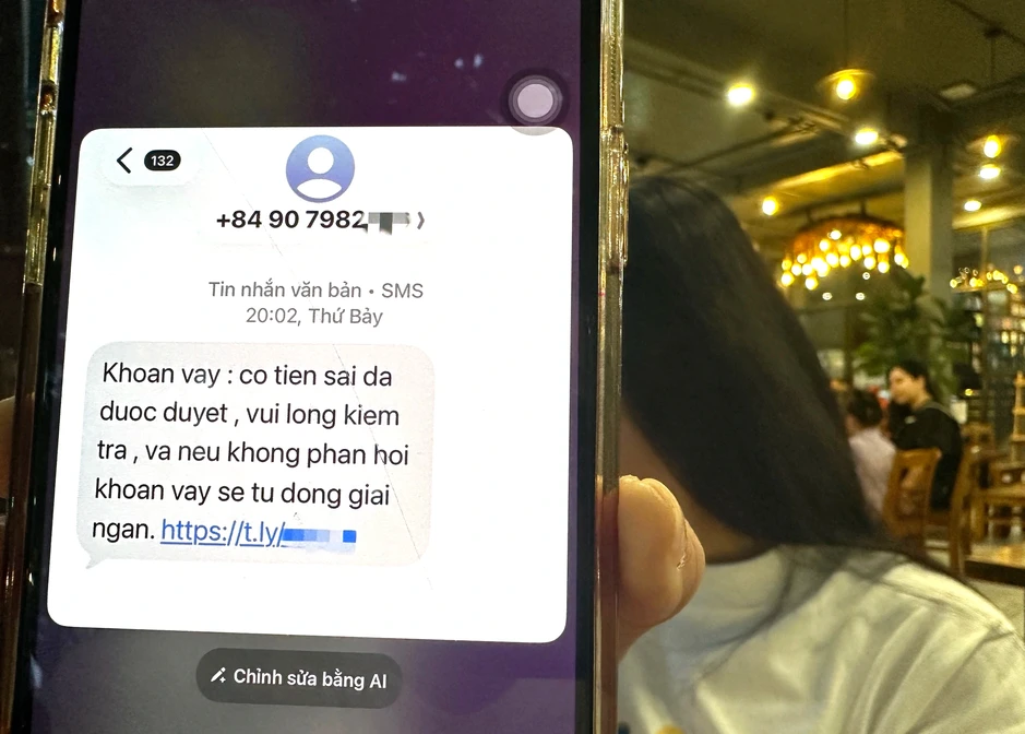Được người lạ chuyển 1,6 triệu vào tài khoản, cô gái tá hỏa báo công an