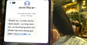Được người lạ chuyển 1,6 triệu vào tài khoản, cô gái tá hỏa báo công an