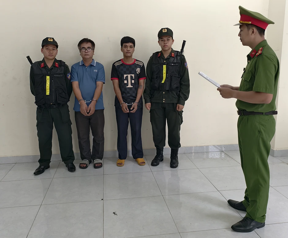 Đường dây sản xuất dép giả thương hiệu CROCS ‘khủng’, thu lợi hàng chục tỷ đồng Đường dây sản xuất dép giả thương hiệu CROCS ‘khủng’, thu lợi hàng chục tỷ đồng