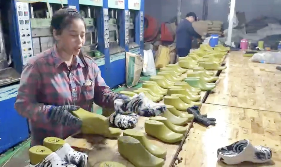Đường dây sản xuất dép giả thương hiệu CROCS ‘khủng’, thu lợi hàng chục tỷ đồng Đường dây sản xuất dép giả thương hiệu CROCS ‘khủng’, thu lợi hàng chục tỷ đồng