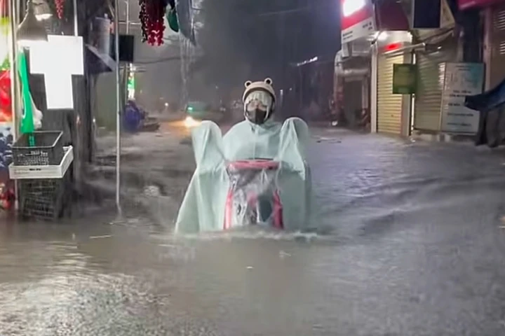 Đường quanh Mỹ Đình thành 'sông' sau trận mưa trắng trời Đường quanh Mỹ Đình thành 'sông' sau trận mưa trắng trời