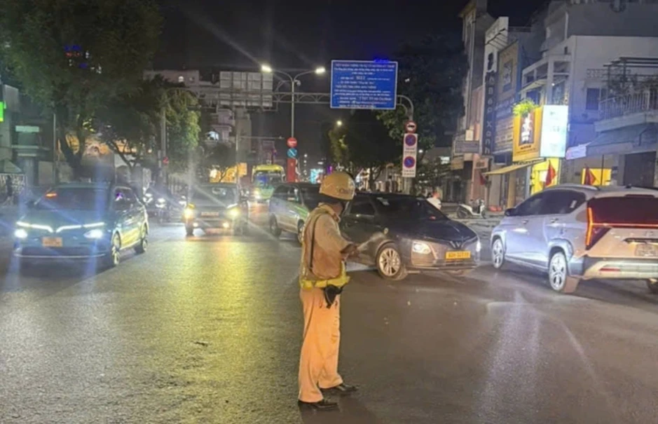 Đường quanh sân bay Tân Sơn Nhất ùn tắc sau tai nạn giao thông Đường quanh sân bay Tân Sơn Nhất ùn tắc sau tai nạn giao thông
