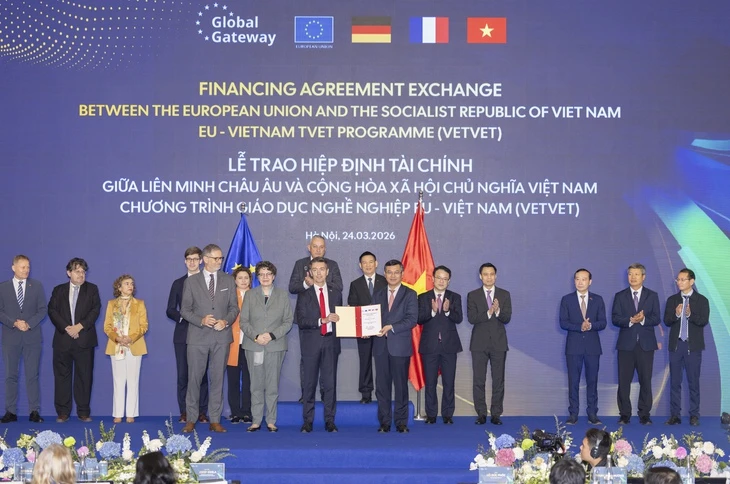 EU công bố gói đầu tư hơn nửa tỉ euro vào giao thông bền vững, năng lượng sạch tại Việt Nam EU công bố gói đầu tư hơn nửa tỉ euro vào giao thông bền vững, năng lượng sạch tại Việt Nam