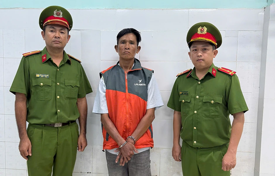 Gã xe ôm cướp vé số của người già ở TPHCM bị bắt, lộ ra 5 tiền án, tiền sự Gã xe ôm cướp vé số của người già ở TPHCM bị bắt, lộ ra 5 tiền án, tiền sự
