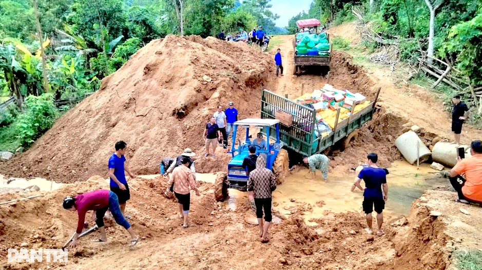 Gần 1.000 người dân đối mặt nguy cơ bị cô lập khi mùa mưa đến Gần 1.000 người dân đối mặt nguy cơ bị cô lập khi mùa mưa đến