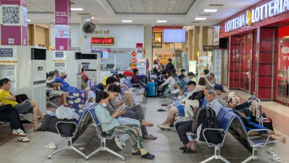 Gần 2.000 khách bị ảnh hưởng bởi sự cố sà lan tông cầu Ghềnh