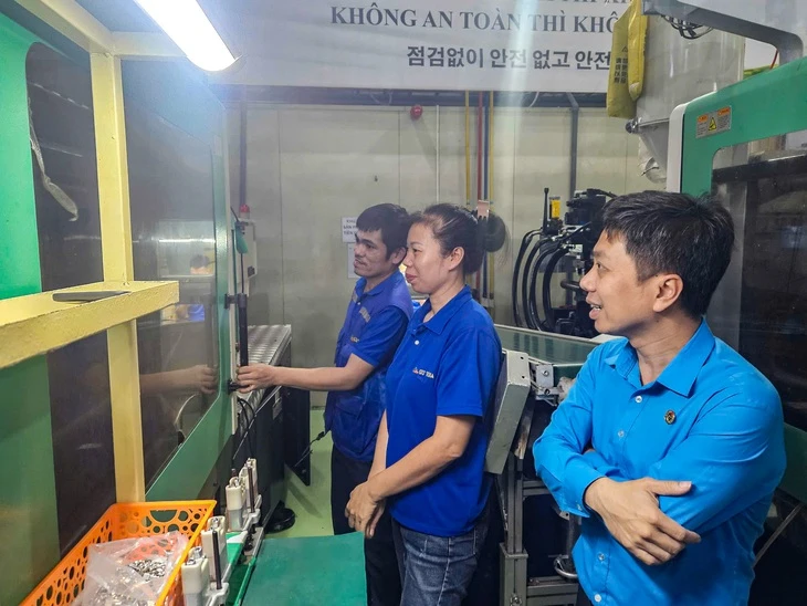 Gần 500 lao động nước ngoài ở doanh nghiệp FDI tại Bắc Ninh vào Công đoàn Gần 500 lao động nước ngoài ở doanh nghiệp FDI tại Bắc Ninh vào Công đoàn