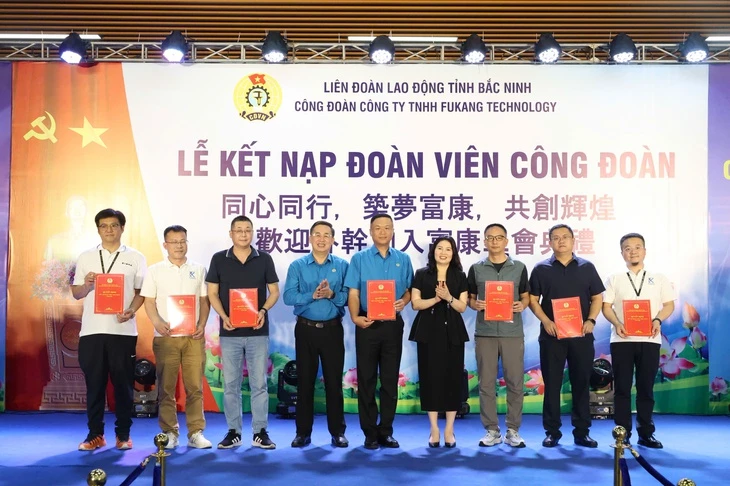 Gần 500 lao động nước ngoài ở doanh nghiệp FDI tại Bắc Ninh vào Công đoàn Gần 500 lao động nước ngoài ở doanh nghiệp FDI tại Bắc Ninh vào Công đoàn