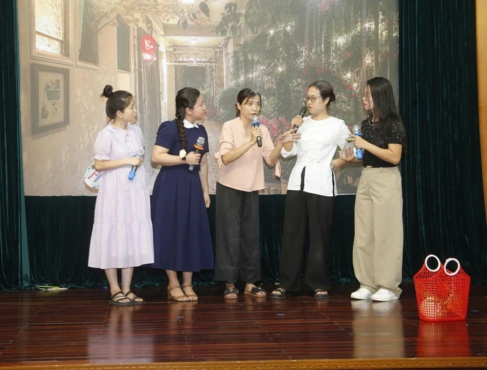 Gắn kết tình làng nghĩa xóm trong thời đại số Gắn kết tình làng nghĩa xóm trong thời đại số