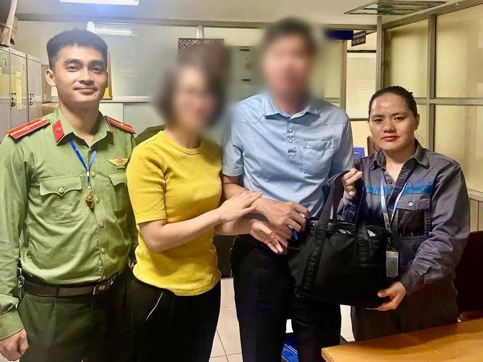 Gần nửa tỷ đồng bị bỏ quên ở sân bay Nội Bài Gần nửa tỷ đồng bị bỏ quên ở sân bay Nội Bài