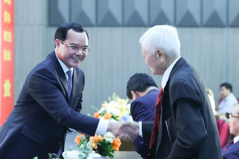 Gặp gỡ xúc động trong buổi trở về nghĩa tình Gặp gỡ xúc động trong buổi trở về nghĩa tình