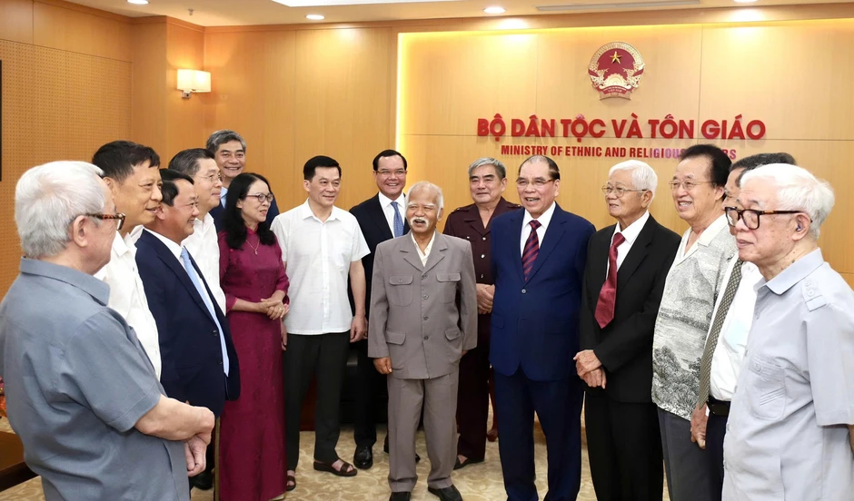Gặp gỡ xúc động trong buổi trở về nghĩa tình Gặp gỡ xúc động trong buổi trở về nghĩa tình