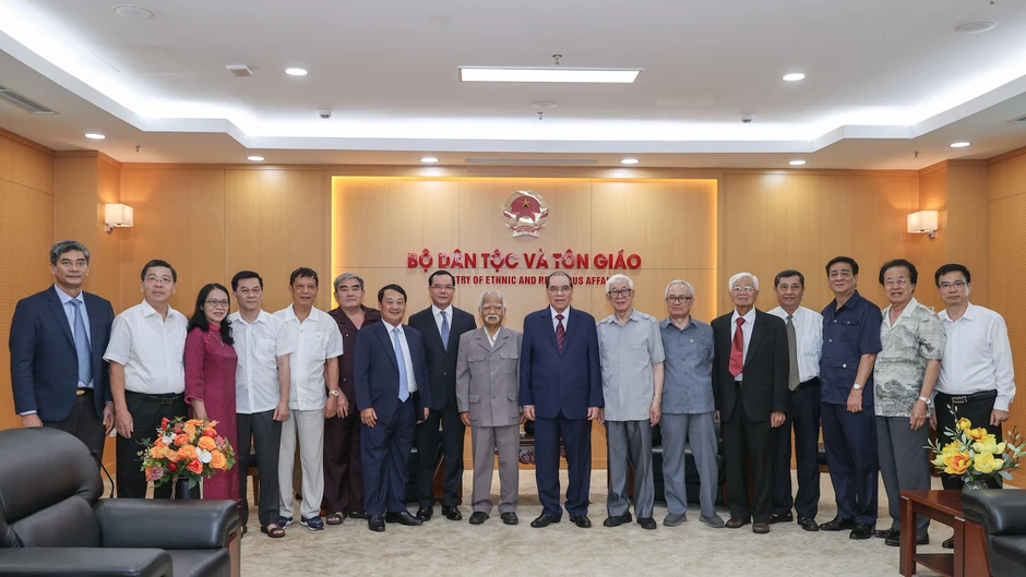 Gặp gỡ xúc động trong buổi trở về nghĩa tình Gặp gỡ xúc động trong buổi trở về nghĩa tình