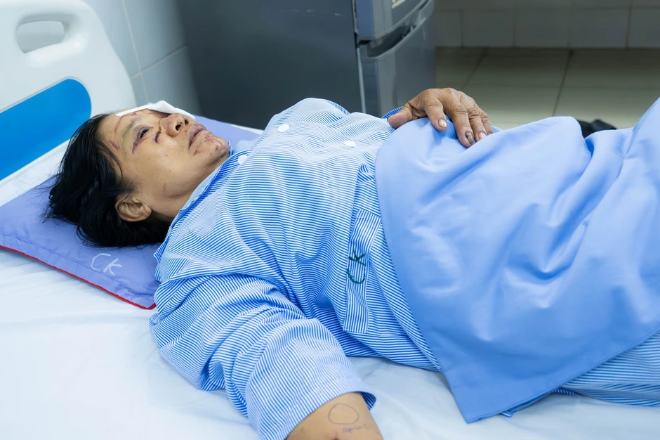 Gặp người phụ nữ bán rau bị xịt nước chảy máu mắt ở Phú Thọ: "Nước xối vào mạnh lắm, đau rát, tối mắt tối mũi" Gặp người phụ nữ bán rau bị xịt nước chảy máu mắt ở Phú Thọ: "Nước xối vào mạnh lắm, đau rát, tối mắt tối mũi"