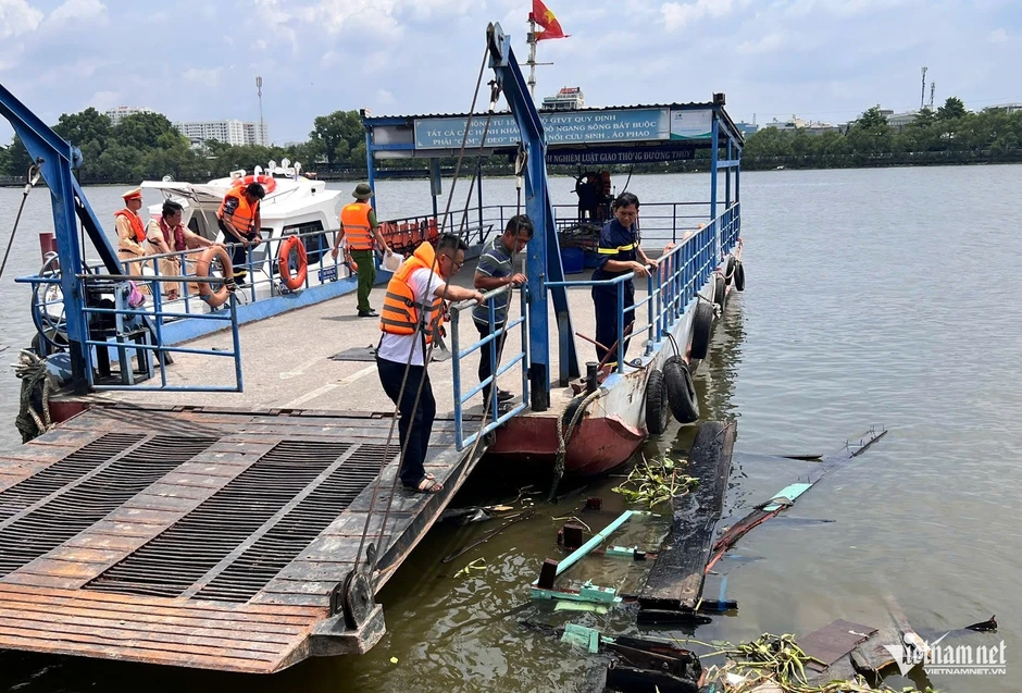 Ghe cháy ngùn ngụt trên sông Sài Gòn: 1 phụ nữ tử vong, 2 người nhảy xuống nước Ghe cháy ngùn ngụt trên sông Sài Gòn: 1 phụ nữ tử vong, 2 người nhảy xuống nước