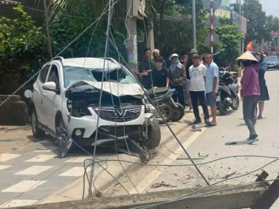 Gia đình ba người gặp nạn sau va chạm với ôtô Gia đình ba người gặp nạn sau va chạm với ôtô