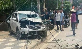 Gia đình ba người gặp nạn sau va chạm với ôtô