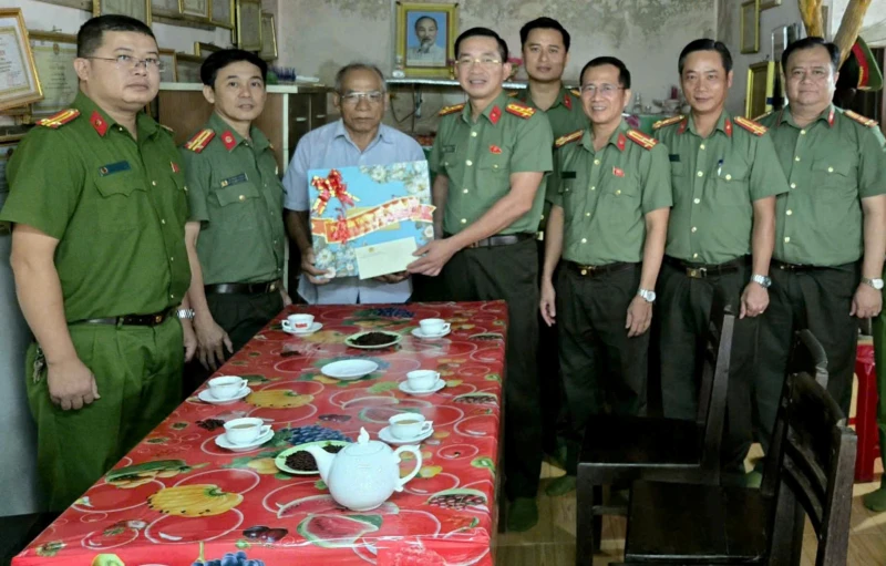Già làng Đinh Văn Thép - tấm gương sáng của bản làng Cơtu bên dốc Kiền Già làng Đinh Văn Thép - tấm gương sáng của bản làng Cơtu bên dốc Kiền