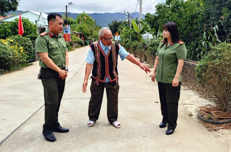 Già làng Đinh Văn Thép - tấm gương sáng của bản làng Cơtu bên dốc Kiền Già làng Đinh Văn Thép - tấm gương sáng của bản làng Cơtu bên dốc Kiền