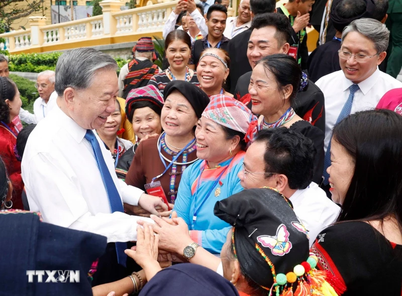 Già làng, trưởng bản góp phần củng cố khối đại đoàn kết toàn dân tộc Già làng, trưởng bản góp phần củng cố khối đại đoàn kết toàn dân tộc