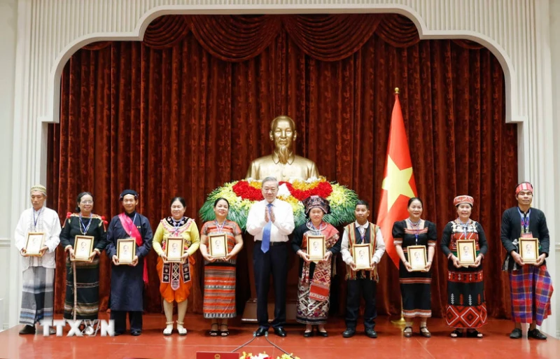 Già làng, trưởng bản góp phần củng cố khối đại đoàn kết toàn dân tộc Già làng, trưởng bản góp phần củng cố khối đại đoàn kết toàn dân tộc