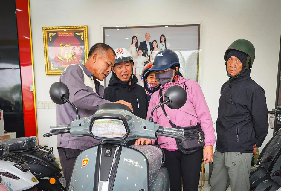 Giá xăng tăng cao, nhiều người đổ xô tìm mua xe điện