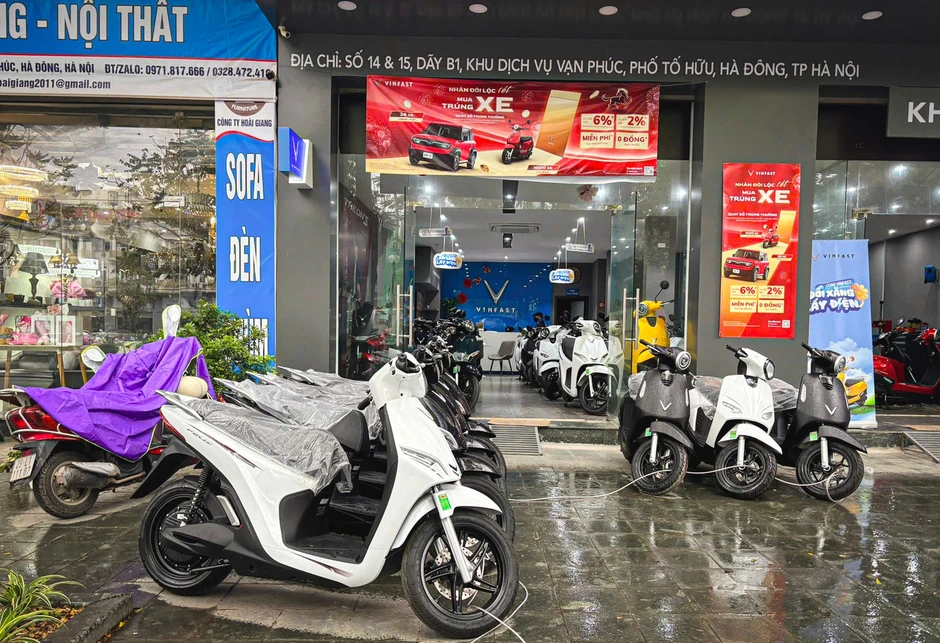 Giá xăng tăng cao, nhiều người đổ xô tìm mua xe điện