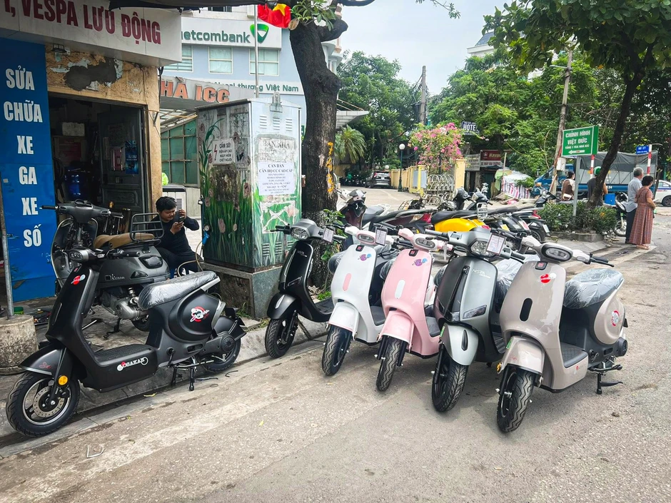 Giá xăng tăng cao, nhiều người đổ xô tìm mua xe điện