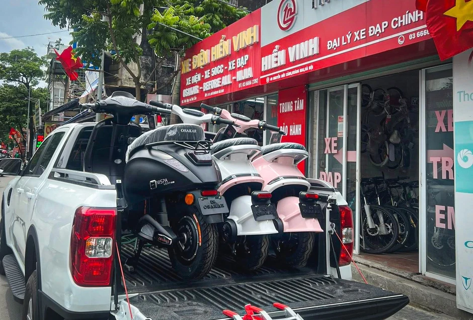 Giá xăng tăng cao, nhiều người đổ xô tìm mua xe điện