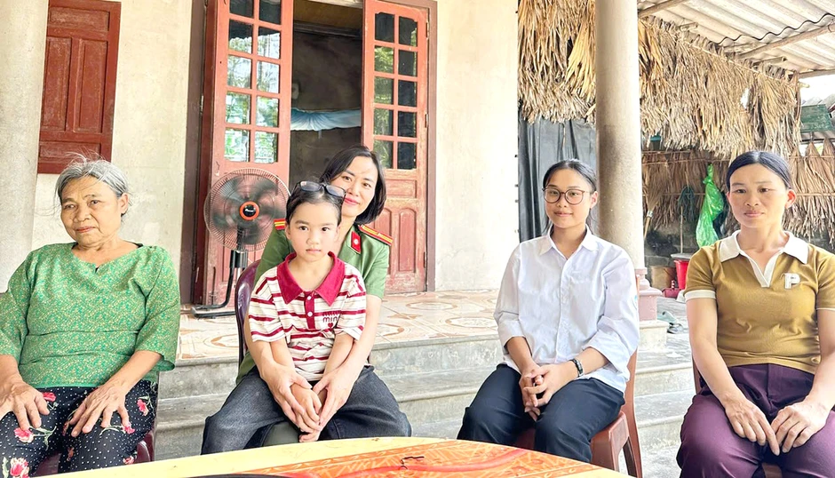 Giấc mơ khoác lên mình màu áo Công an của nữ sinh nghèo trường chuyên