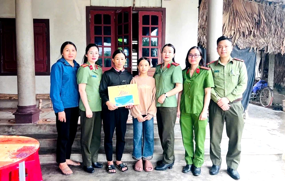 Giấc mơ khoác lên mình màu áo Công an của nữ sinh nghèo trường chuyên