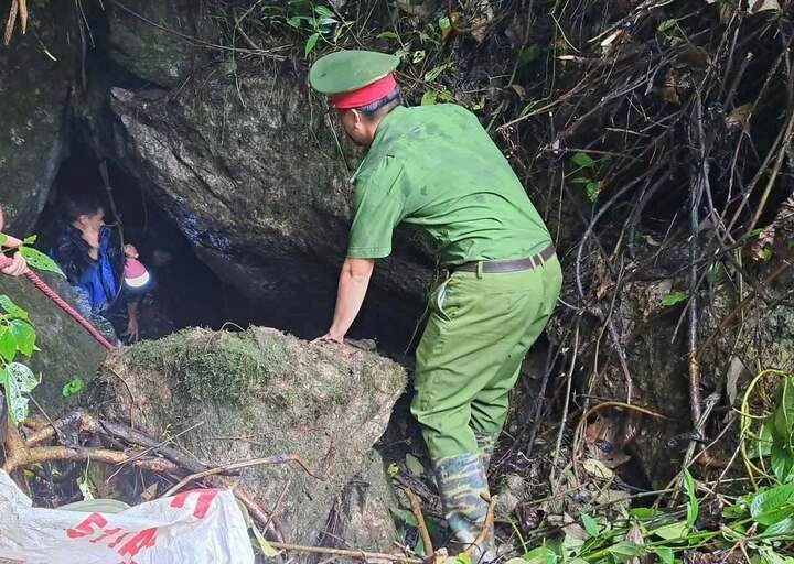 Giải cứu 3 người đàn ông mắc kẹt trong hang ở Phú Thọ suốt 3 ngày Giải cứu 3 người đàn ông mắc kẹt trong hang ở Phú Thọ suốt 3 ngày