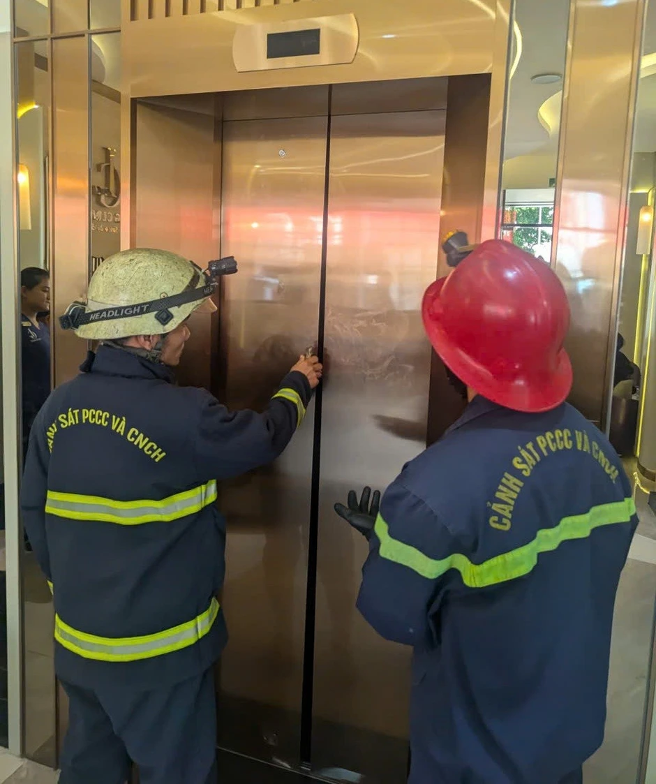 Giải cứu 7 phụ nữ mắc kẹt trong thang máy thẩm mỹ viện ở TPHCM Giải cứu 7 phụ nữ mắc kẹt trong thang máy thẩm mỹ viện ở TPHCM