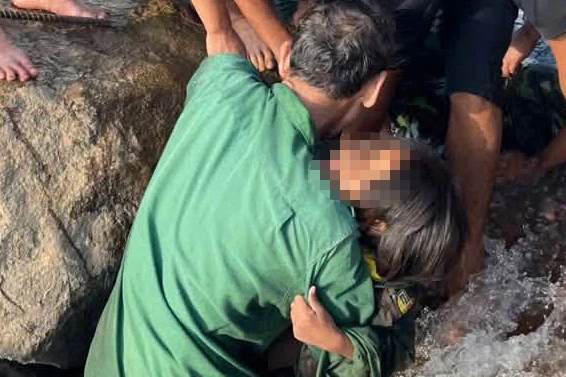 Giải cứu bé gái 10 tuổi mắc kẹt ở hốc đá khi lên rừng hái măng Giải cứu bé gái 10 tuổi mắc kẹt ở hốc đá khi lên rừng hái măng