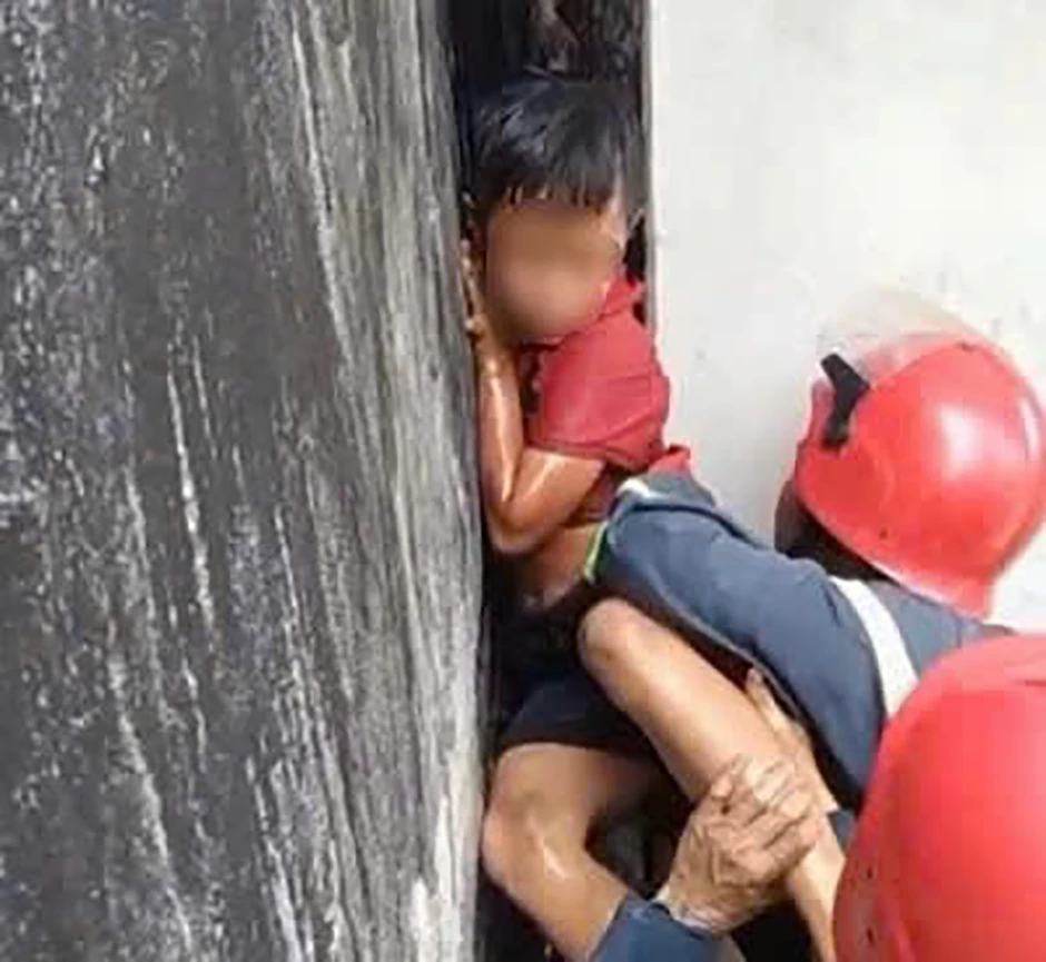 Giải cứu bé trai 9 tuổi mắc kẹt giữa hai bức tường ở TPHCM Giải cứu bé trai 9 tuổi mắc kẹt giữa hai bức tường ở TPHCM