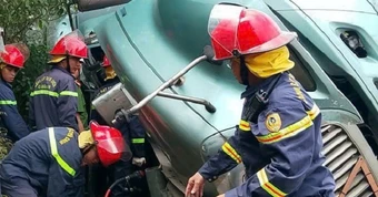 Giải cứu tài xế mắc kẹt cabin xe đầu kéo sau tai nạn trên cao tốc Đà Nẵng